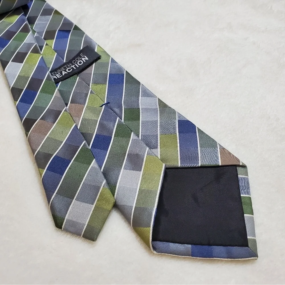 Kenneth Cole Reaction 100% Silk‎ Patterned Tie.